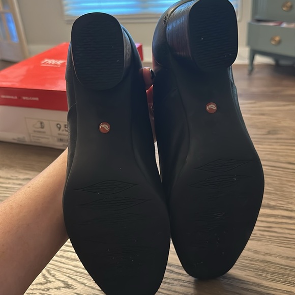 CLARKS Unstructured Cosmo Women's Leather Pumps - Picture 6 of 6